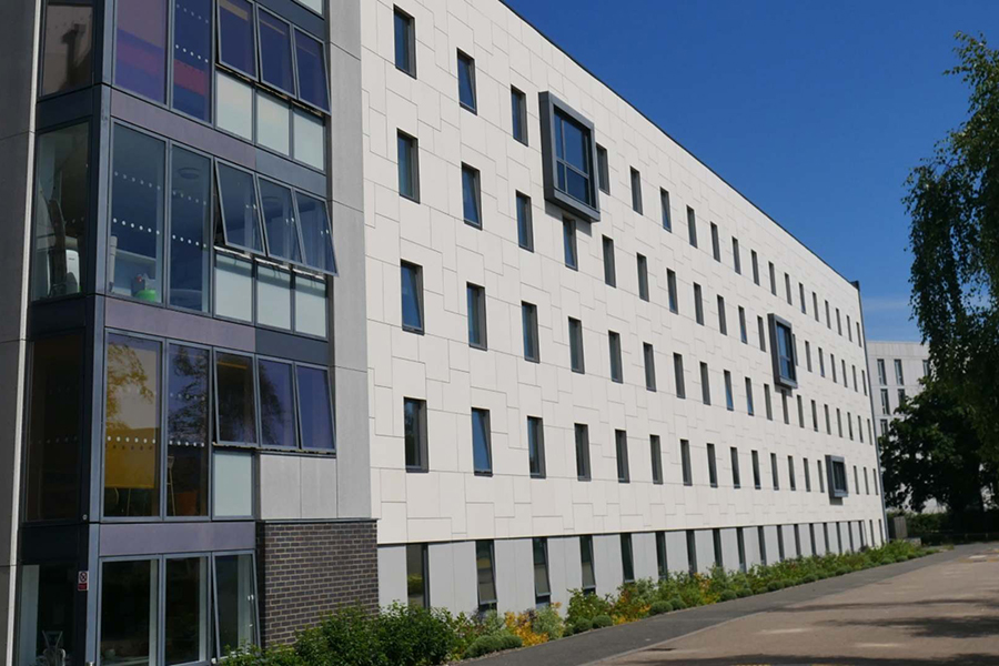 Cuộc Sống Tại Newcastle Và Queen’s University Belfast