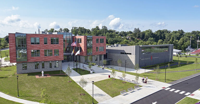 Trung học Pope Francis Preparatory School – Massachusetts, Mỹ