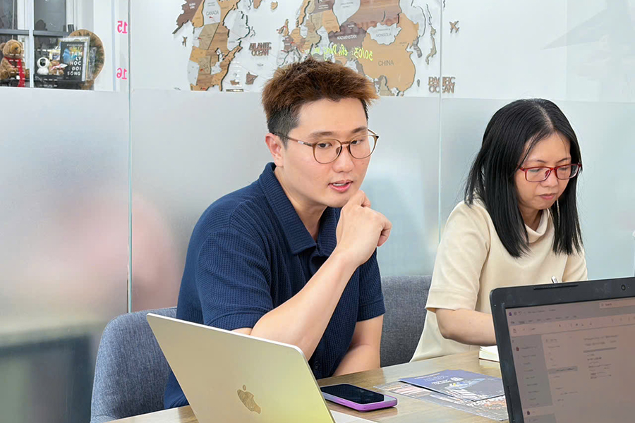 Đại diện trường làm việc tại văn phòng ThinkEdu