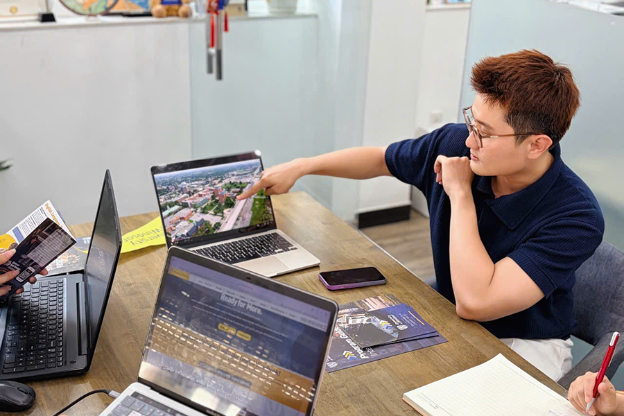 Đại diện trường làm việc tại văn phòng ThinkEdu