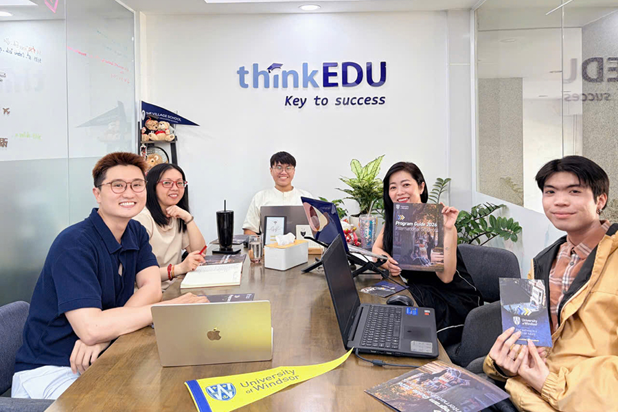 Đại diện trường làm việc tại văn phòng ThinkEdu